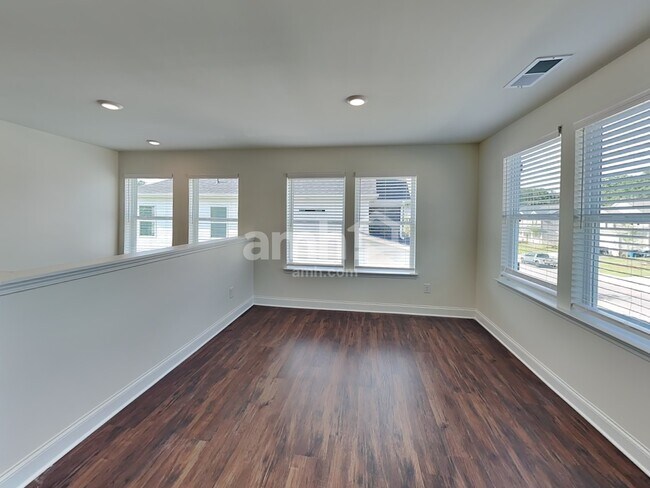 Building Photo - 838 Carnaby Ln