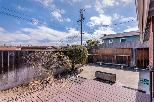 Building Photo - 3 bedroom house on large lot