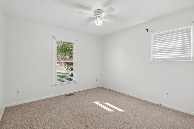 Building Photo - "Charming 3-Bed Home with Gleaming Hardwood Floors in Hope Mills!"