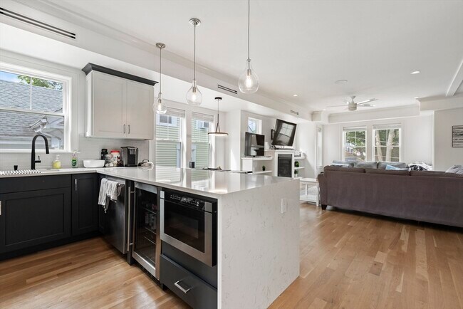 Building Photo - 10 Hallet St
