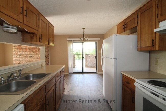Building Photo - Comfortable Two-Story Townhouse