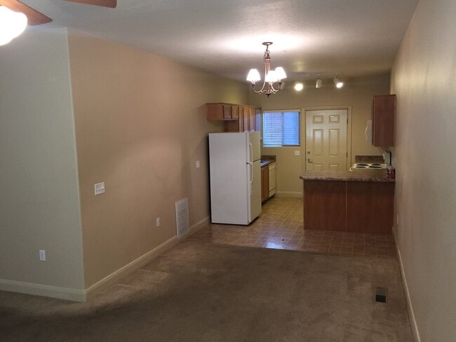 Building Photo - 700 N Main St