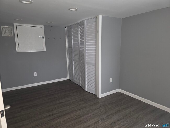 Building Photo - 856 Shagbark Dr