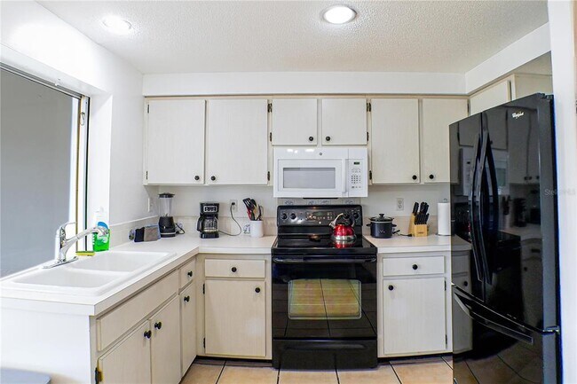 Building Photo - 644 Bonita Ct