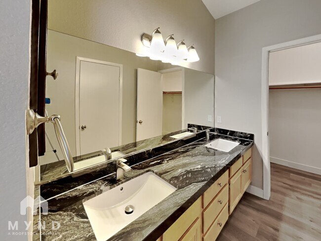 Building Photo - 5304 Del Lago Dr