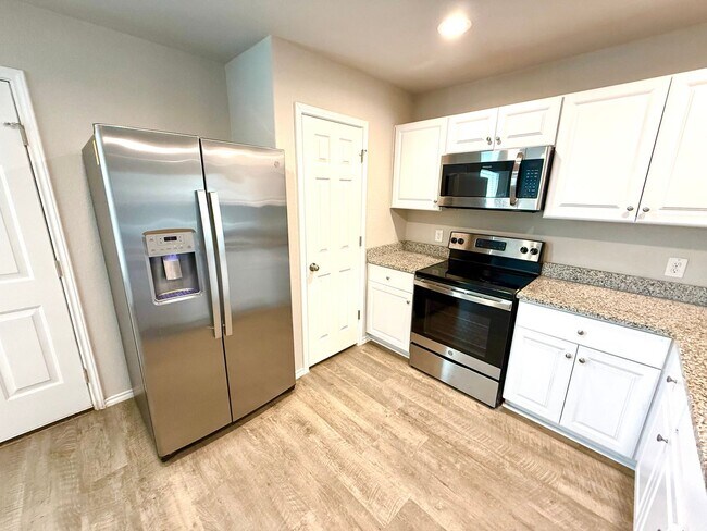 Building Photo - AVAILABLE NOW! 3 Bedroom / 2 Bath Home Nea...