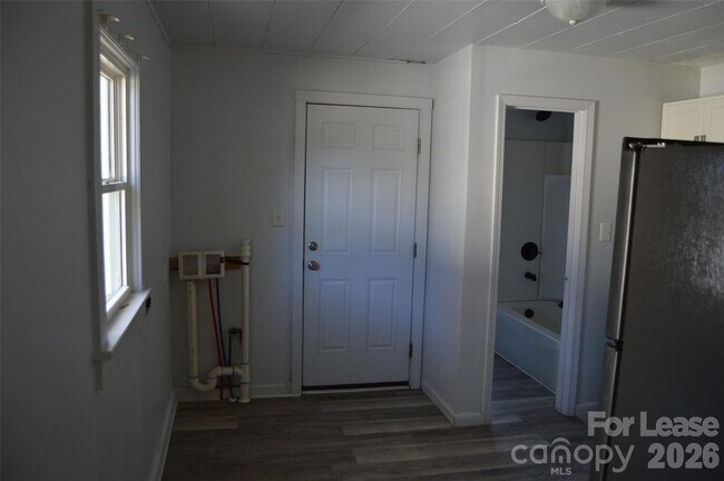 Building Photo - 515 S Elm St