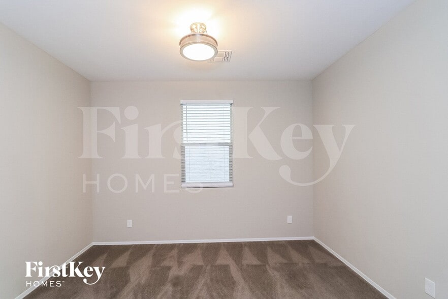 Building Photo - 6204 W Evergreen Rd