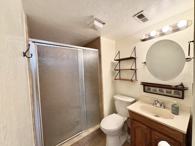 Building Photo - Charming 4-Bed by the Lake in Morgan Hill