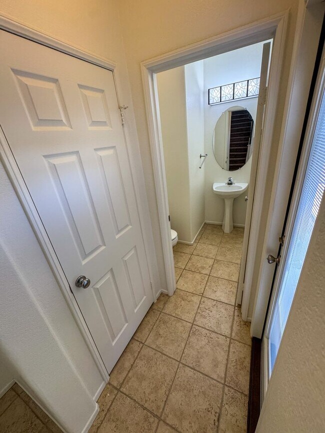 Building Photo - 4 Bedroom home available for Lease in Cent...