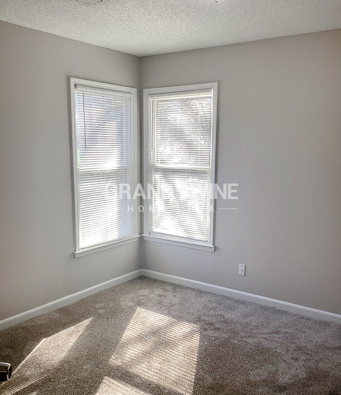 Building Photo - 1577 Linksview Close