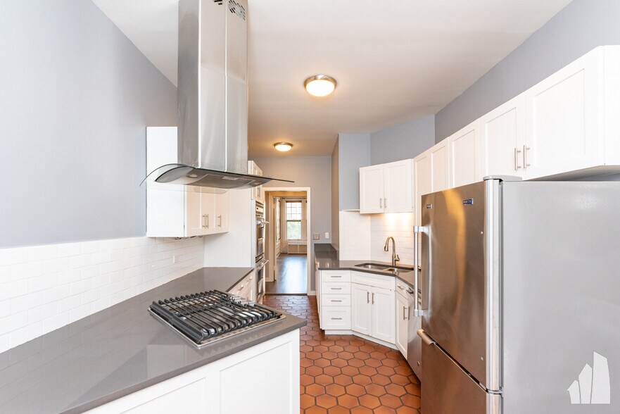 Building Photo - 450 W Surf St