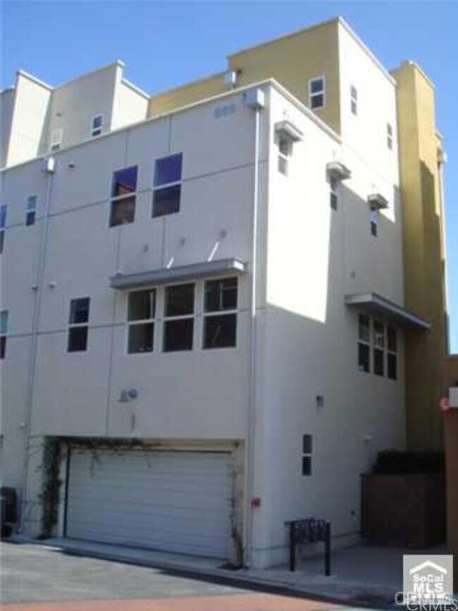 Building Photo - 367 E Memory Ln