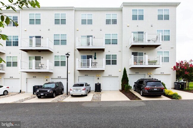 Building Photo - 3009 Chesapeake Dr