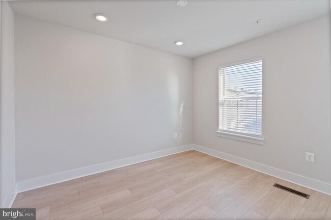 Building Photo - 2709 Light St