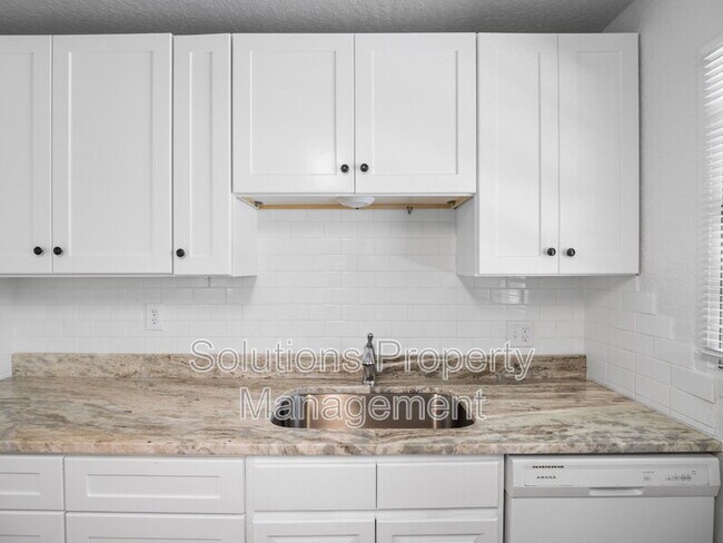 Building Photo - 2033 Robinhood Dr