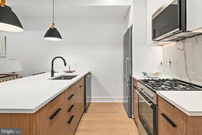 Building Photo - 1316 8th St NW