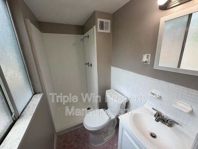 Building Photo - 11050 Linnell Dr