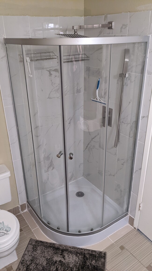 Walk-in shower - 999 W Evelyn Ter