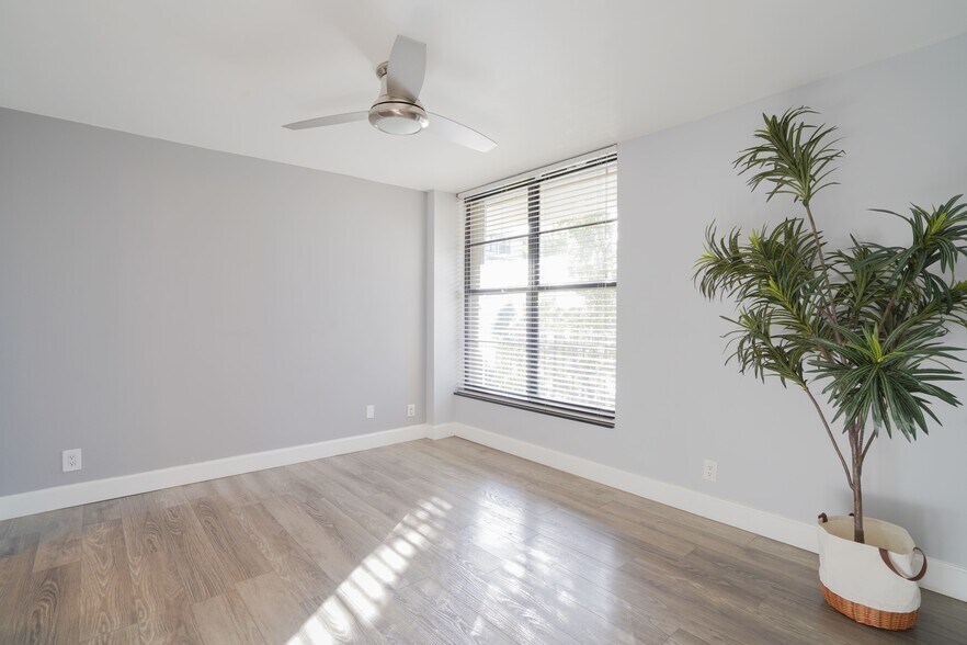 Building Photo - 7 Royal Palm Way