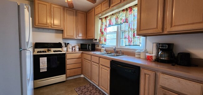 Kitchen - 817 W Commercial St