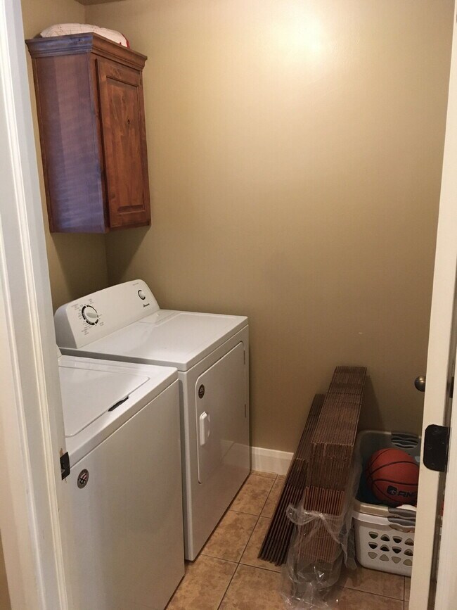 Building Photo - "Spacious 3-Bed Townhouse with 2.5 Baths i...