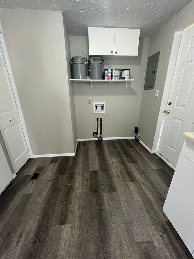 Building Photo - 1 bedroom 1 bath in Romney AVAILABLE FOR LEASE IN APRIL