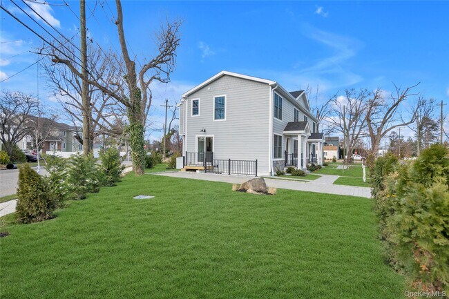 Building Photo - 1 Manhasset Ave