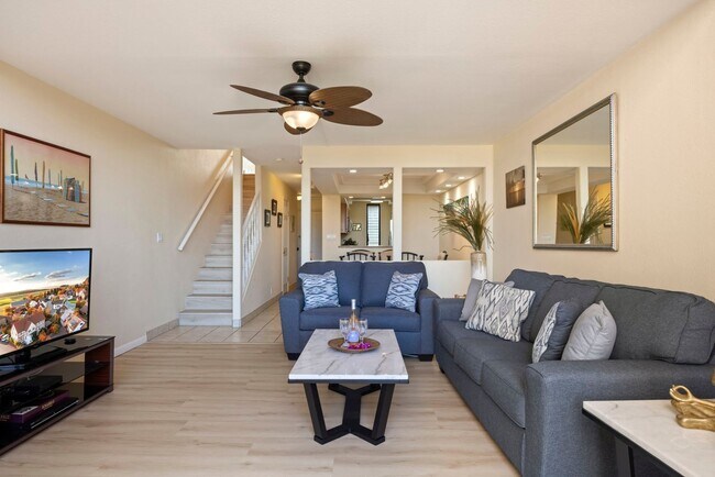 Building Photo - Stunning views, space and comfort.