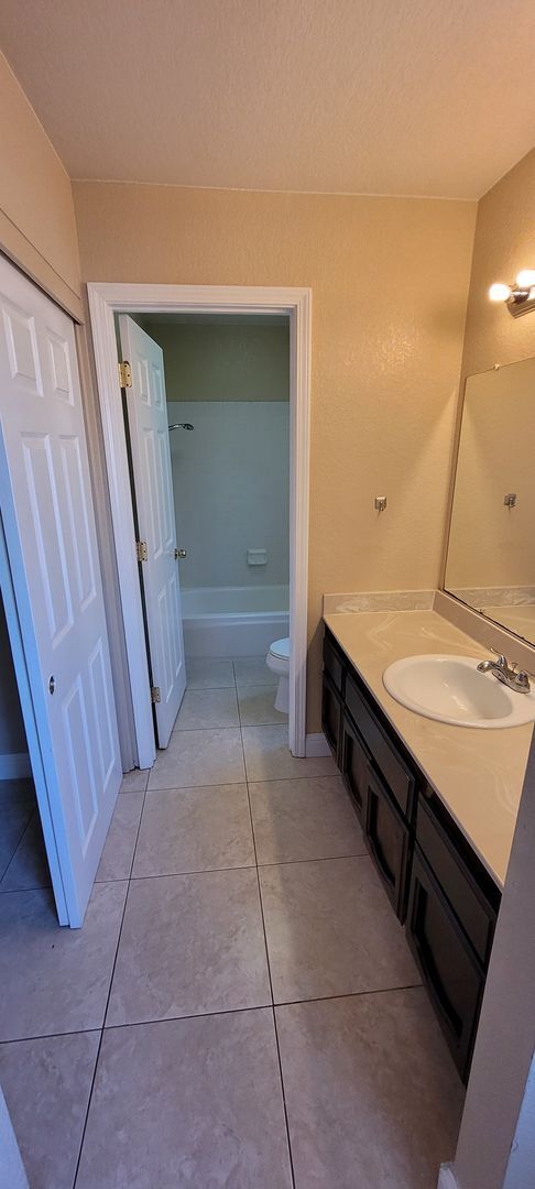 Building Photo - Move in ready w B-I pool