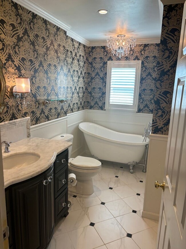 Building Photo - 3 B/R 2 BA Charming house AVAILABLE NOW!!