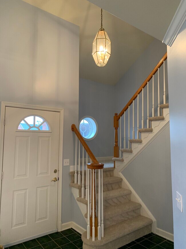 Landing area - 6916 Fairfax Dr