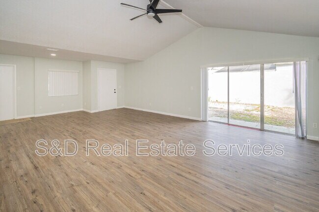 Building Photo - 304 La Serena St