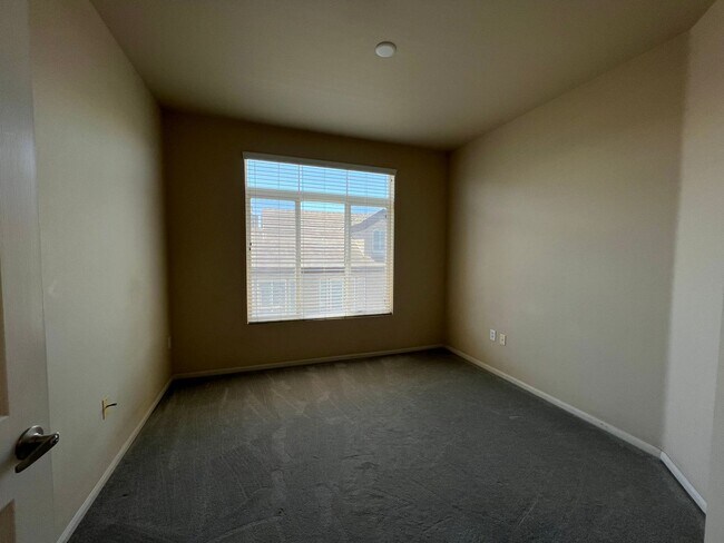 Building Photo - 2 bed 2 bath condo with laundry, A/C and fireplace! Heart of Banker's Hill!