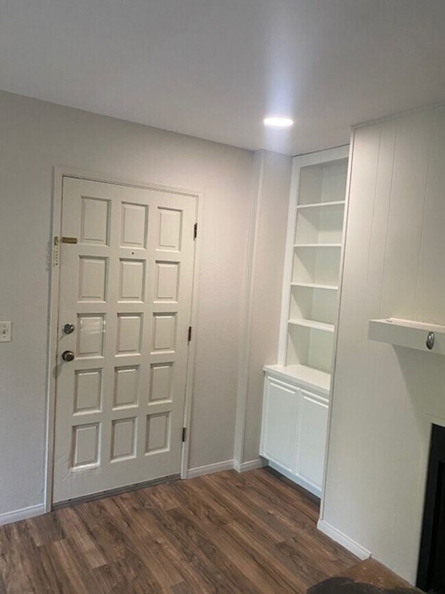 Building Photo - LOCATION, LOCATION 2 Bedroom 2 Bathroom Condo