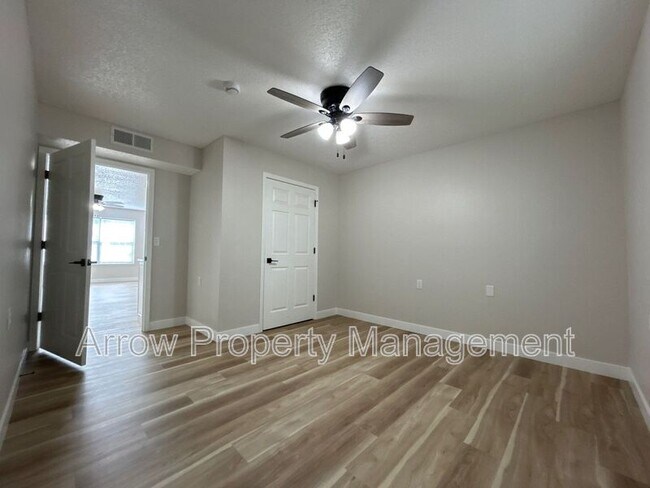 Building Photo - 1015 W 14-9
