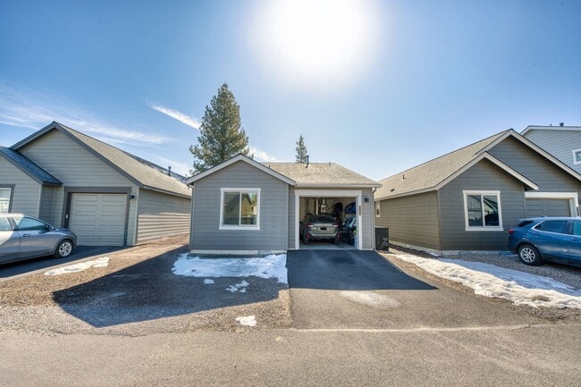 Building Photo - Beautiful Home with Modern Comforts