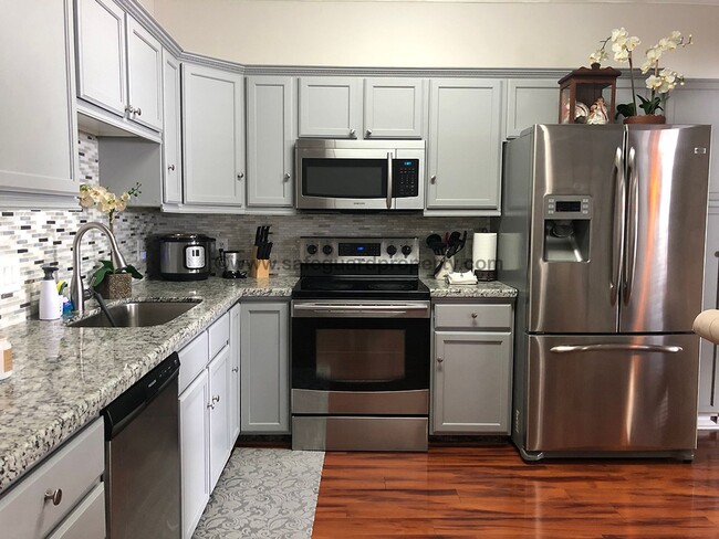Building Photo - Beautiful Townhome in Wonderful Gated Comm...