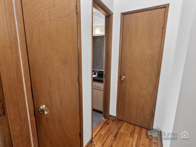 Building Photo - 1 Bedroom Condo Near OHSU + Parking