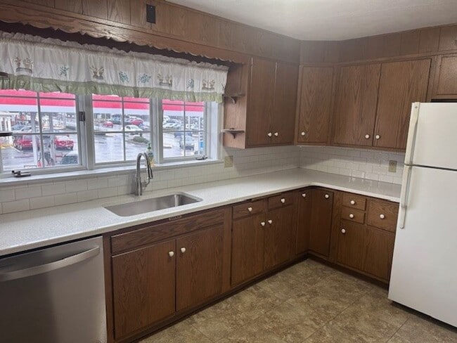 Building Photo - Spacious 2nd floor 3 Bedroom Apartment