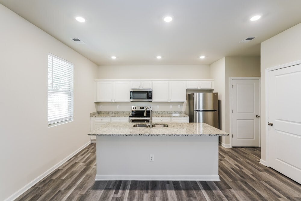 Building Photo - 444 Clematis Court