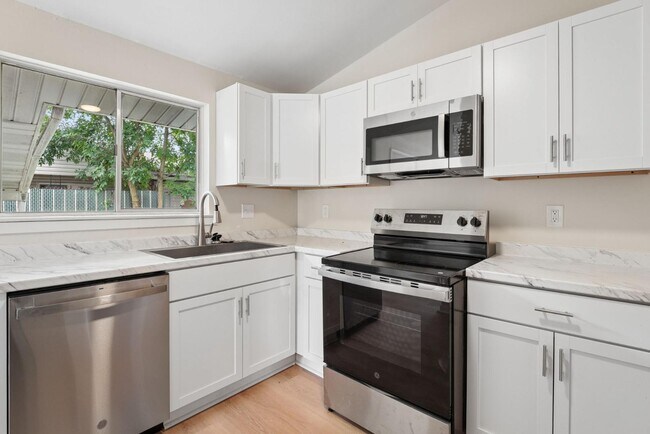 Building Photo - 5038 Betsy Dr