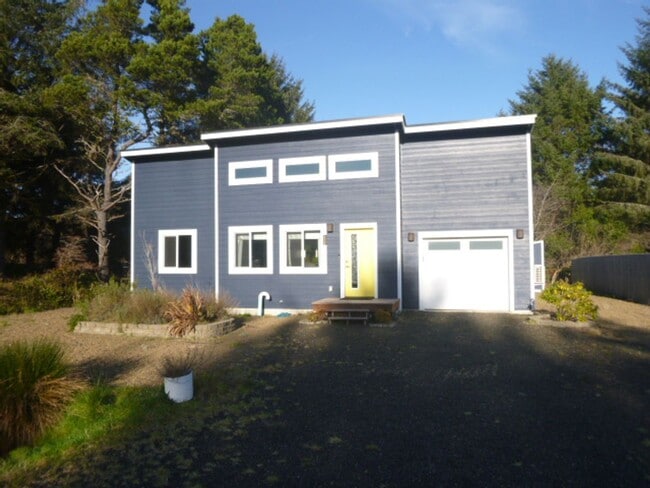 Building Photo - 2 bedroom close to the beach