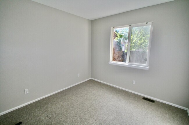 Building Photo - Beautiful 4 Bedroom Ranch Style Home Avail...