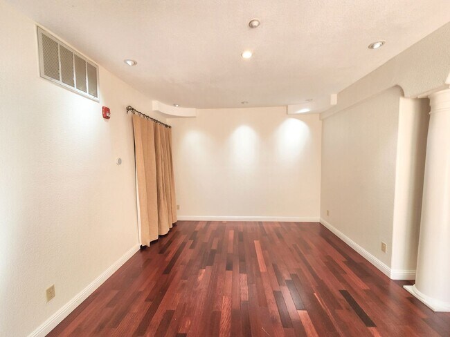 Building Photo - Spacious 3 bedroom condo