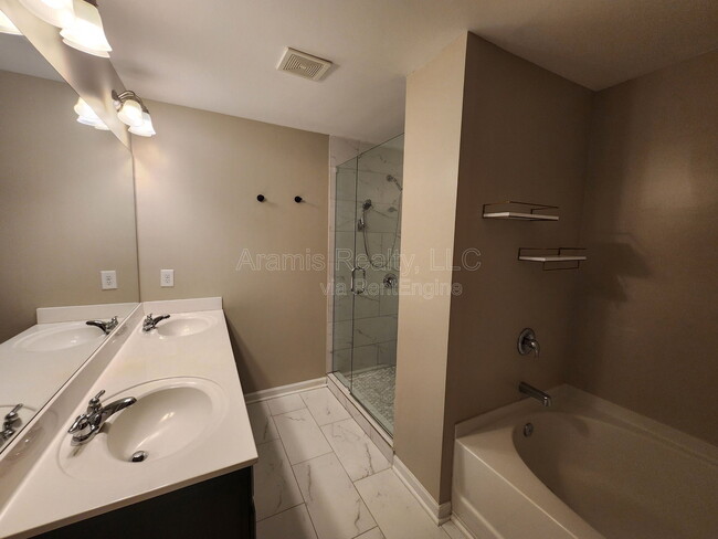 Building Photo - 7601 Summer Berry Ln