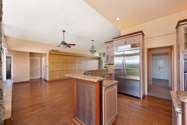 Building Photo - Luxury Living with Stunning 360-Degree Vie...