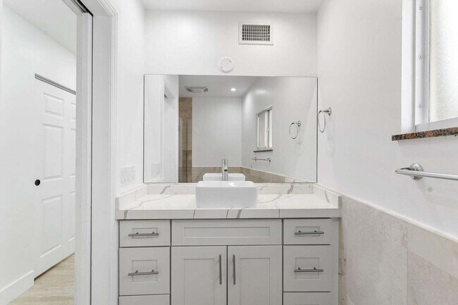 Building Photo - 808 NE 72nd St