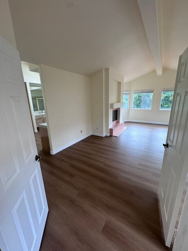 Building Photo - Spacious La Jolla Home in Gated Community