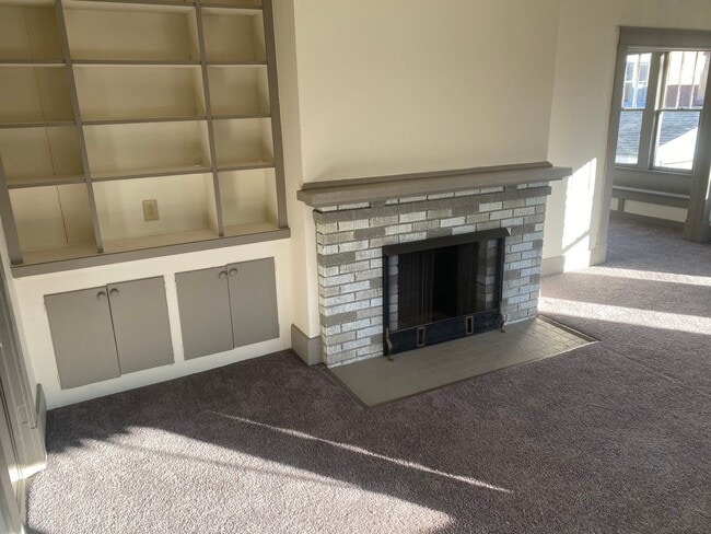 Building Photo - 606 W Cherry St